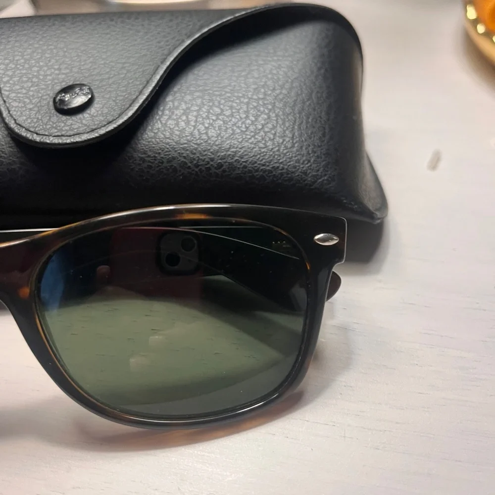 Ray-Ban Wayfarer Classic Sunglasses - Picture 5 of 7